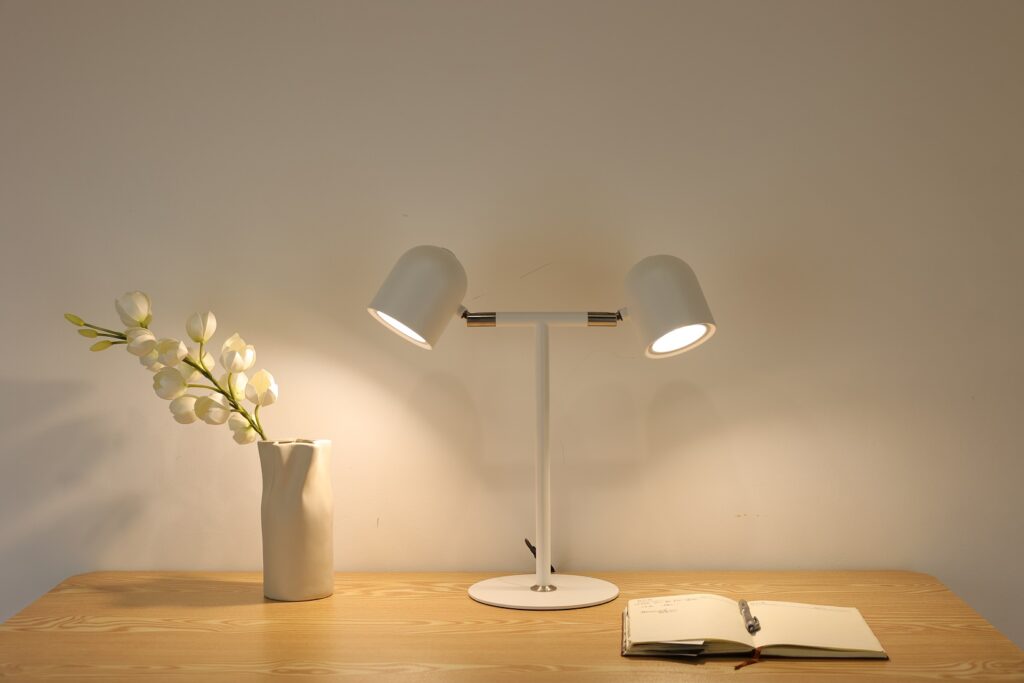 Minimalistisk Skrivebordslampe   Med Base    Lamper   Hvid